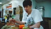 杨瀚森在美国品尝韭菜盒子：和我琦哥也是梦幻联动了😂