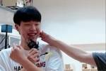 杨瀚森被记者的问题难住了 刘维伟&ldquo;贴心&rdquo;帮爱徒擦汗