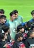 金玟哉：孙哥你看前面小孩头发好帅😤孙兴慜：小孩你真酷啊
