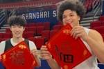 提前送上新春祝福！洛夫顿和偰李永炜赛前用毛笔写福字