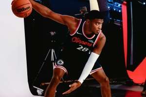 八村垒晒快船定妆照：八年级🙏迎来个人NBA第8个赛季！