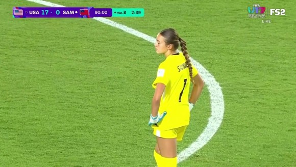 太惬意了😅美国女足17-0领先，守门员双手叉腰站中圈看球